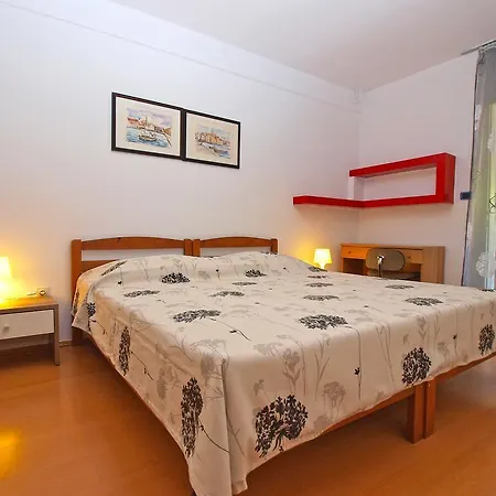 Eugen 1346 アパート プーラ